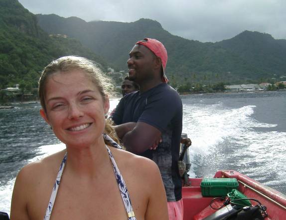 Feliz da vida, no caminho para os pontos de mergulho em Soufriere, sul de Santa Lúcia, no Caribe